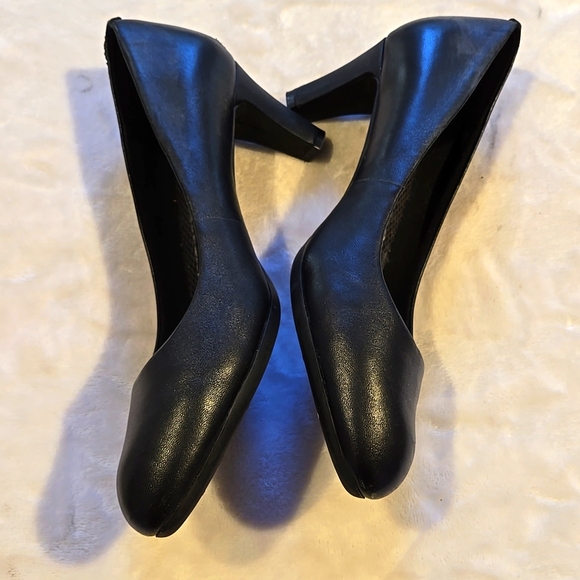 Woman's Easy Spirit HEELS - Picture 3 of 10